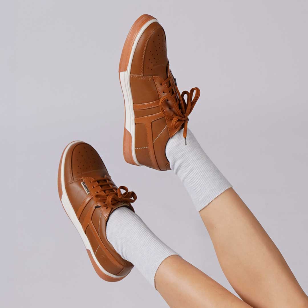 Soho 1 tan sneakers featuring urban sophistication and padded collars.
